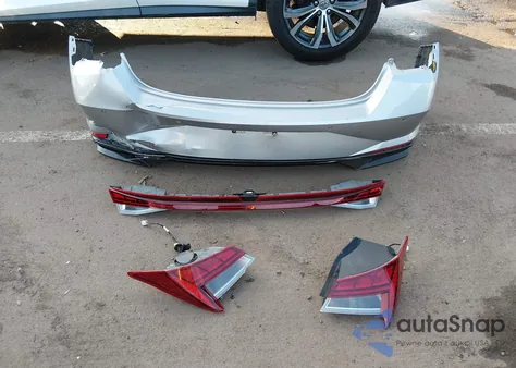 2022 Hyundai Elantra Limited z USA, uszkodzony, nr VIN 5NPLP4AG5NH057977